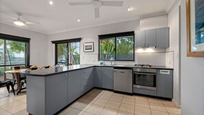 Fridge, microwave, oven, stovetop - Tulki villa, great location for a family holiday (Exmouth)