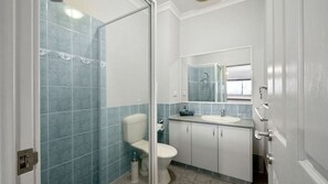 Shower, towels - Tulki villa, great location for a family holiday (Exmouth)