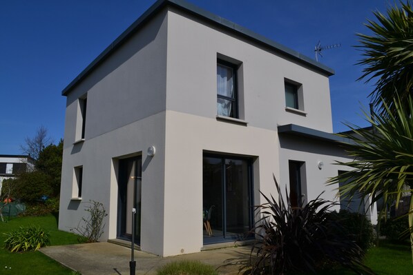 A modern two-story house with large windows and a flat roof. - House between the countryside and the sea, a 10-minute walk from the beach and the GR34 trail. (Carantec)