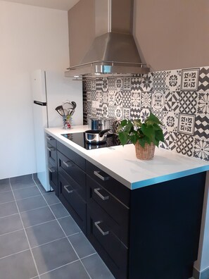 Réfrigérateur, micro-ondes, four, plaque de cuisson