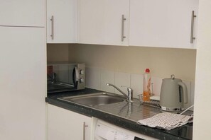 Geladeira, micro-ondas, cooktop, chaleira elétrica