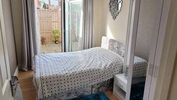 House | 1 bedroom, iron/ironing board, free WiFi, bed sheets