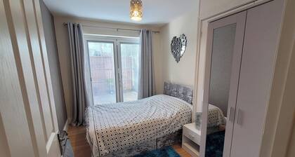 Apartment - Sleeps 2 - Parking - Wi-fi