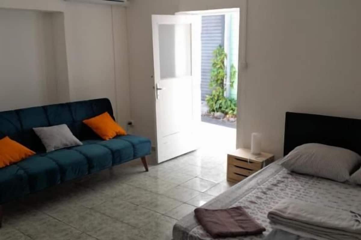 basic triple room | free wifi, bed sheets