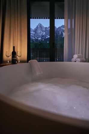 Doppia Deluxe, vista montagna | Una cassaforte in camera, con stile personalizzato, tende oscuranti