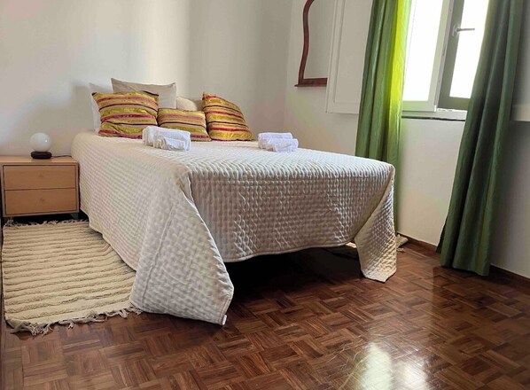 2 عدّة غرف نوم وواي فاي وملاءات أسرّة