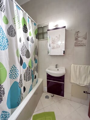Secador de cabelo, bidê, toalhas de banho 