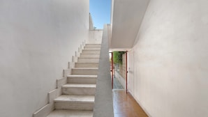 A staircase leading to an upper level, surrounded by plain white walls and a tiled floor. - 3209 Complesso Pergolesi - Appartamento DX by Barbarhouse (Melendugno)