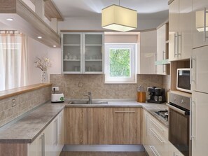 Microondas, lavavajillas, cafetera y tetera y tostadora 