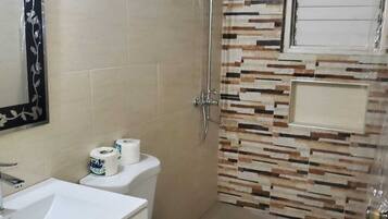 Grand Single Room, 1 King Bed | Bathroom | Shower, free toiletries, towels, soap