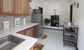 Réfrigérateur, micro-ondes, four grille-pain