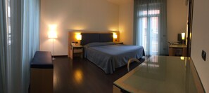 Suite | Down comforters, desk, soundproofing, free WiFi - Luxury Rooms Padova Station (Padova)