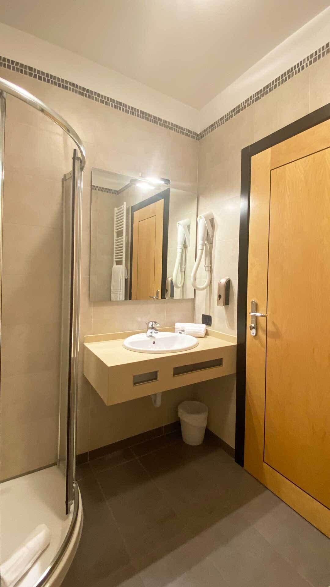 Singola Standard | Bagno | Doccia, set di cortesia gratuito, asciugacapelli, bidet