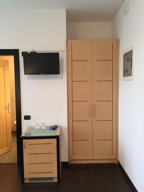 Habitación doble estándar, 1 cama matrimonial | Edredón, escritorio, insonorización y wifi gratis 