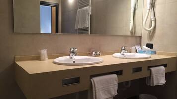 Suite | Baño | Regadera, amenidades de baño gratuitas, secadora de cabello, bidet