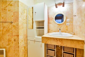 Shower, hair dryer, towels