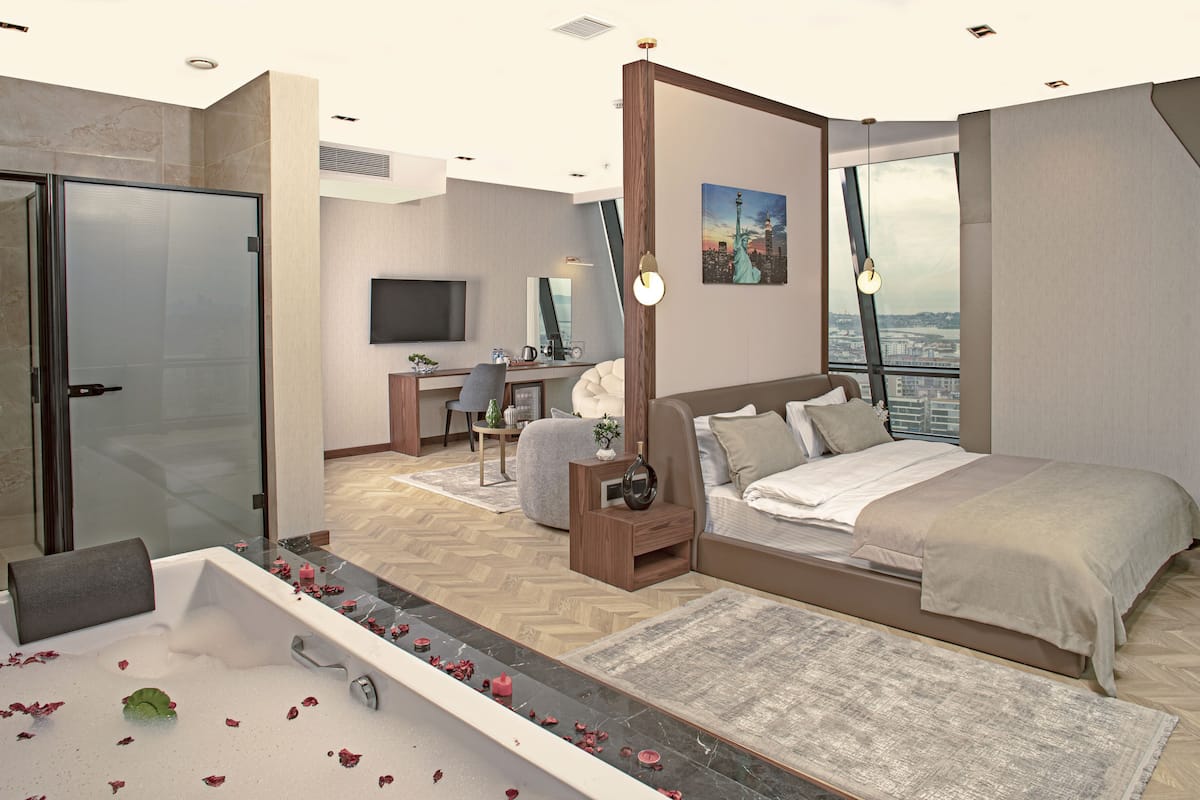 Luxe tweepersoonskamer | 1 slaapkamer, een kluis op de kamer, individueel gedecoreerd, een bureau