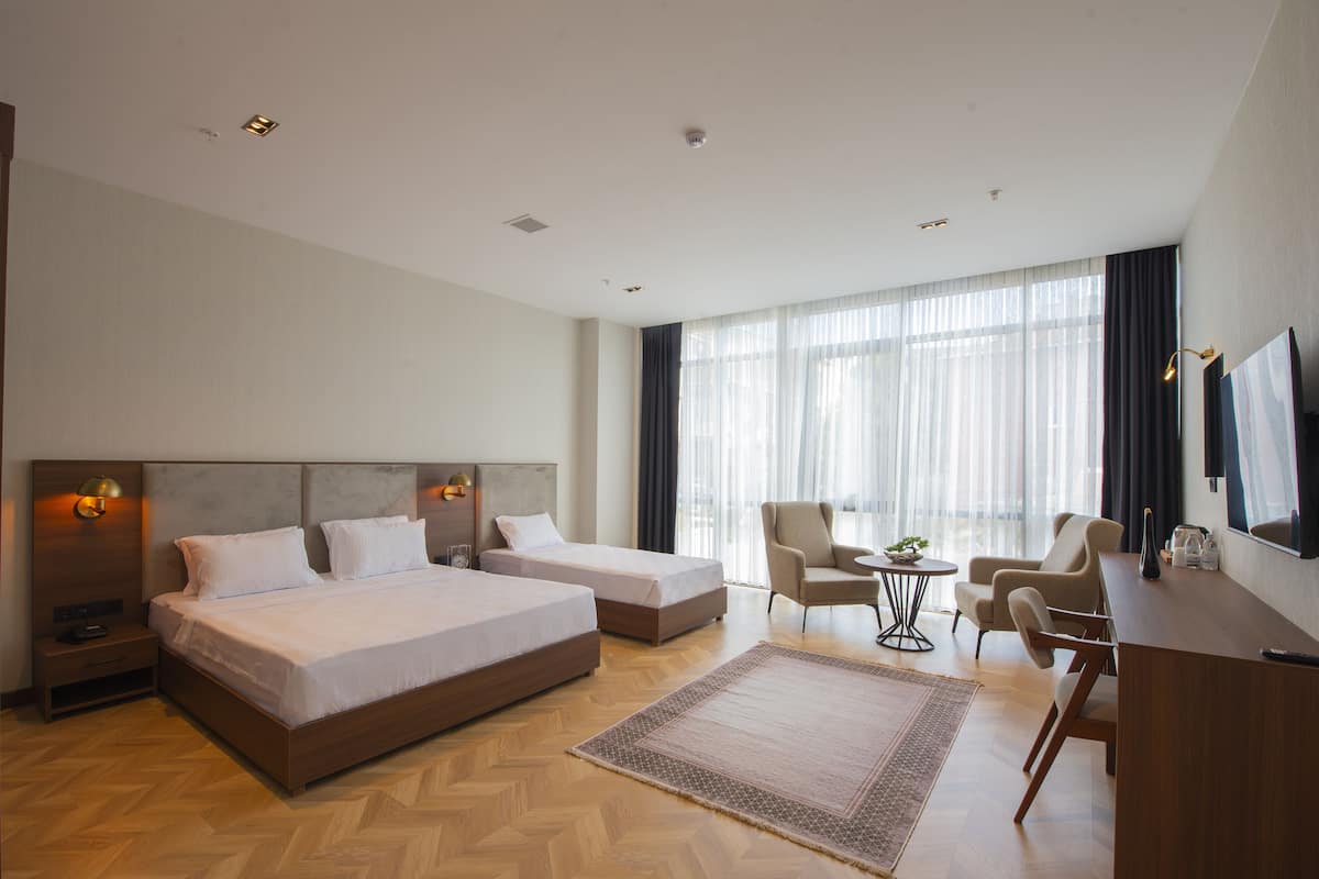 Comfort driepersoonskamer | 1 slaapkamer, een kluis op de kamer, individueel gedecoreerd, een bureau