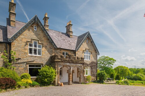 Ein Cynefin - Stylish Country Hall, Sleeps 10, In Rural Flintshire