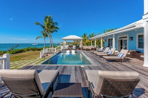 Et evighetsbasseng og et oppvarmet basseng