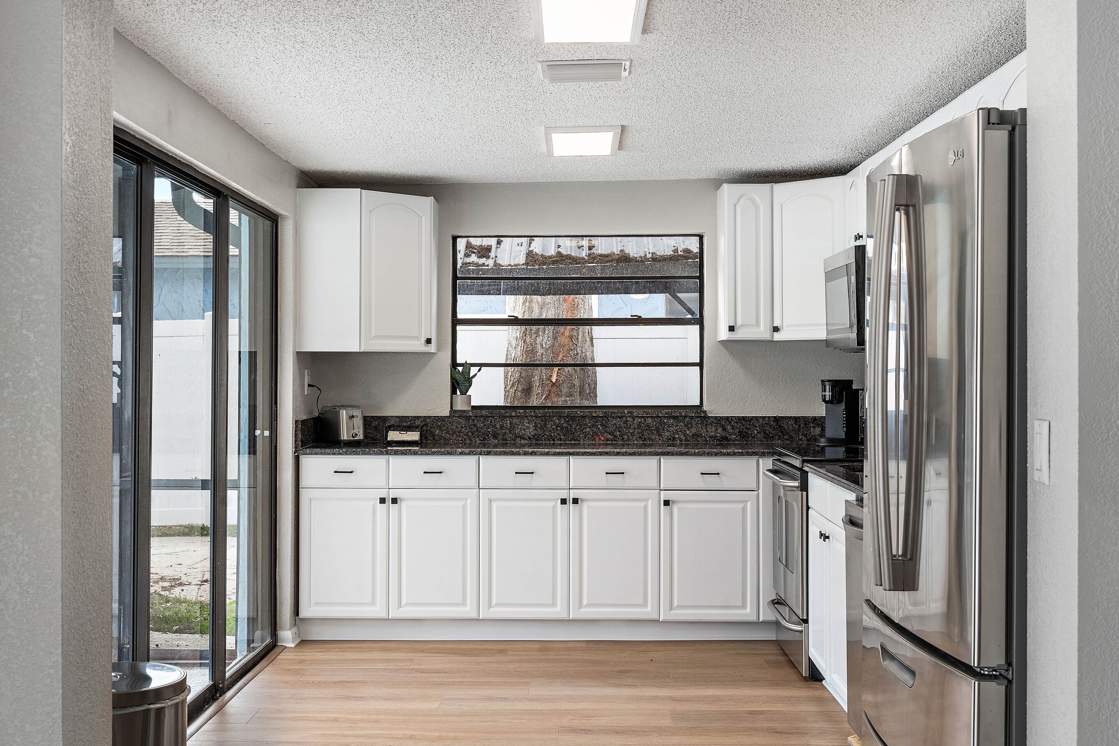 Refrigerador, microondas, horno y parrilla de estufa 