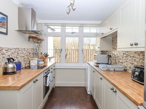 ثلاجة، غسالة أطباق، غلّاية كهربائية، محمصة خبز