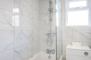 Shower, hair dryer, towels - Brynglas House by Tŷ SA (Newport)