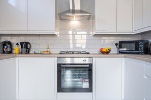 Kjøleskap, mikrobølgeovn, ovn og kokeplater