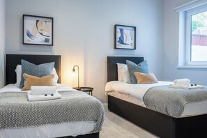 4 bedrooms, internet, bed sheets - Brynglas House by Tŷ SA (Newport)
