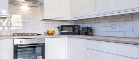 Refrigerador, microondas, horno y parrilla de estufa