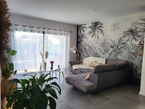 Fernseher, Videospiele, DVD-Player, Bücher