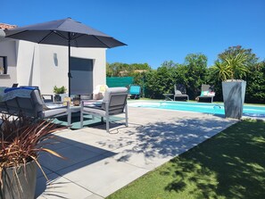 Una piscina al aire libre