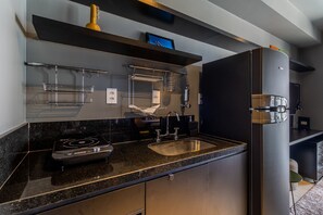 Geladeira, micro-ondas, fogão, cooktop