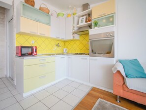 Kühlschrank, Ofen, Kochgeschirr/Geschirr/Besteck