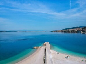 在海灘附近