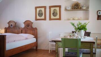 5 bedrooms, desk, WiFi