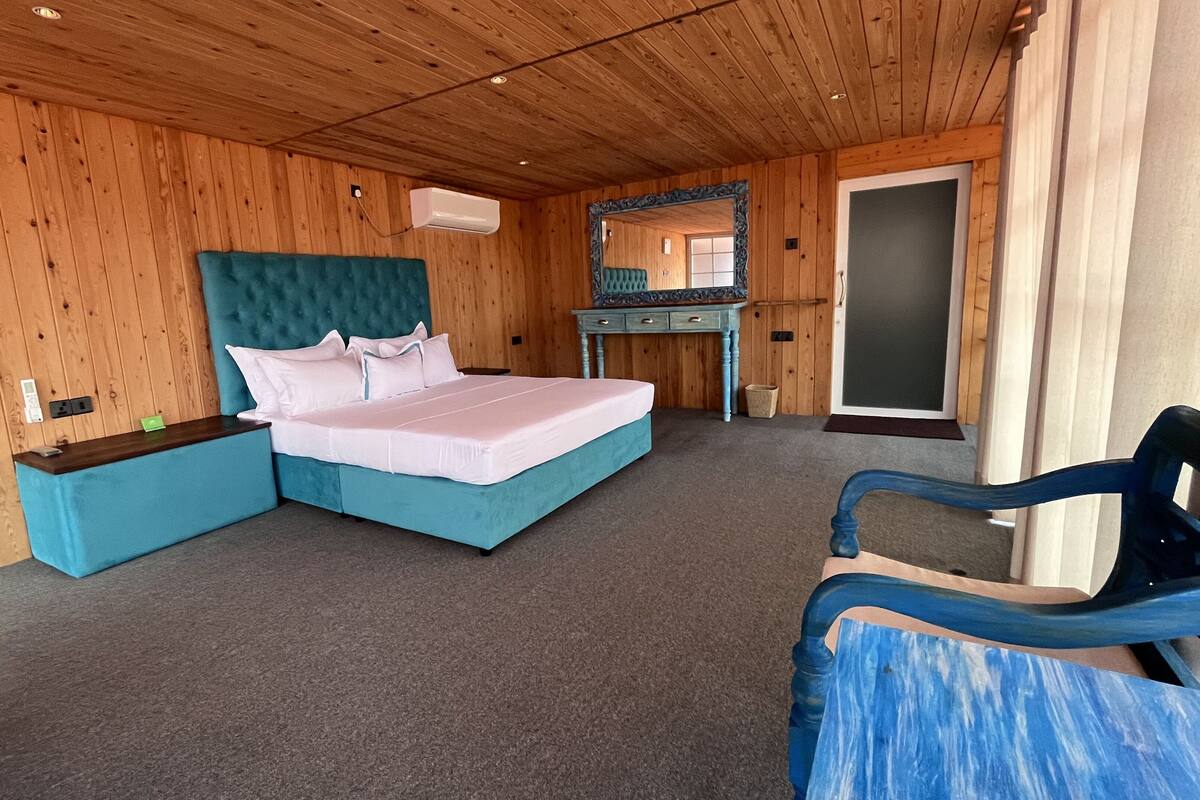 Kamar Triple Mewah | Seprai katun Mesir, seprai premium, dan meja kerja