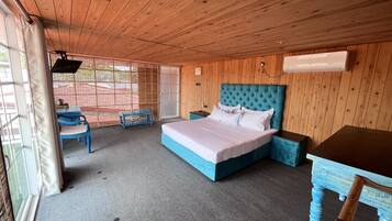 Kolmen hengen luksushuone | Kylpyhuone | Suihku, sadesuihkupää, bidee, pyyhkeet