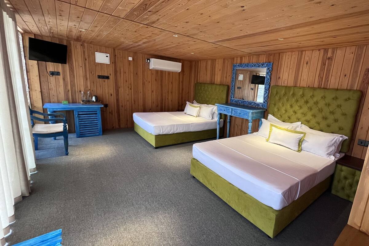 Kamar Quadruple Mewah | Seprai katun Mesir, seprai premium, dan meja kerja