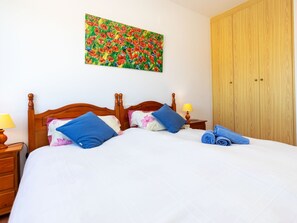 2 bedrooms, desk, iron/ironing board, WiFi