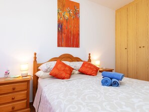 2 bedrooms, desk, iron/ironing board, WiFi