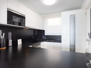 Kühlschrank, Mikrowelle, Ofen, Geschirrspüler