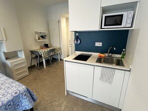 Fridge, microwave, cookware/dishes/utensils, freezer - Apartment Blu by Interhome (Rapallo)