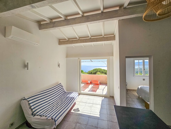 Relax on the sofa and enjoy the sea view from the balcony.