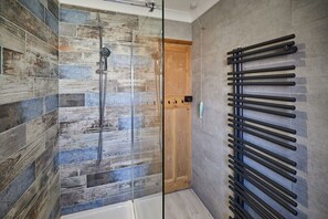 Doccia, asciugacapelli, asciugamani, sapone