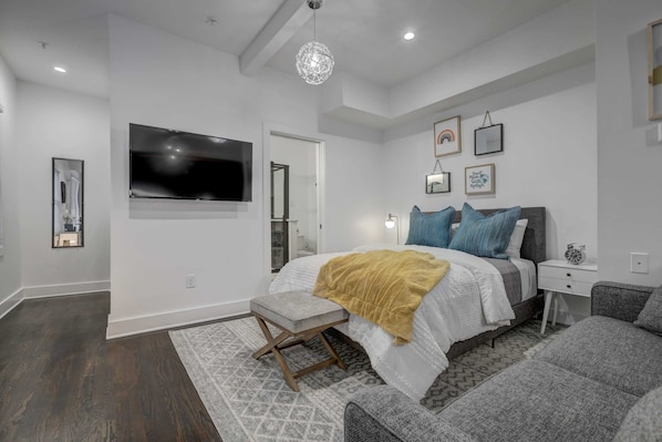 Desk, iron/ironing board, WiFi, bed sheets