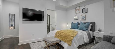 Desk, iron/ironing board, WiFi, bed sheets