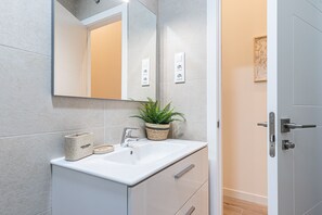 Douche, sèche-cheveux, serviettes fournies