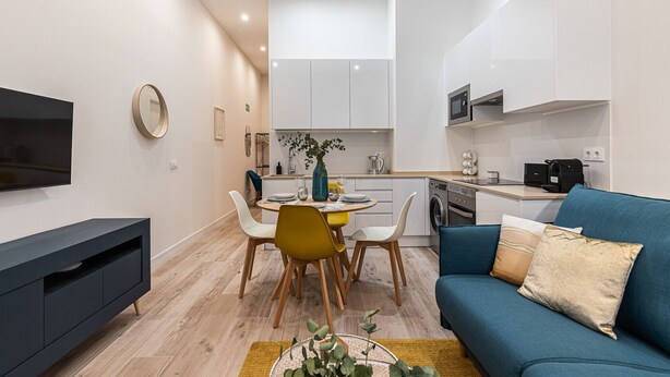 Eine moderne Wohnung mit Wohnzimmer, Essbereich und Küche.