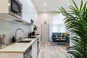 Kjøleskap, mikrobølgeovn, ovn og oppvaskmaskin